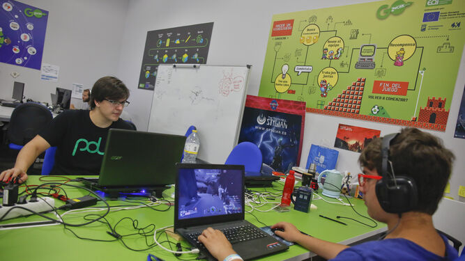 Unos jóvenes trabajan en el desarrollo de un videojuego en el Polo Digital.