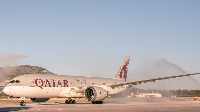 El primer vuelo de Qatar Airways que ha llegado esta mañana al aeropuerto de Málaga