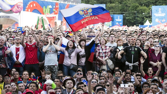 Los rusos vibran con su selección en la Fan Zone, donde ondea una bandera con el nombre de su país en cirílico.