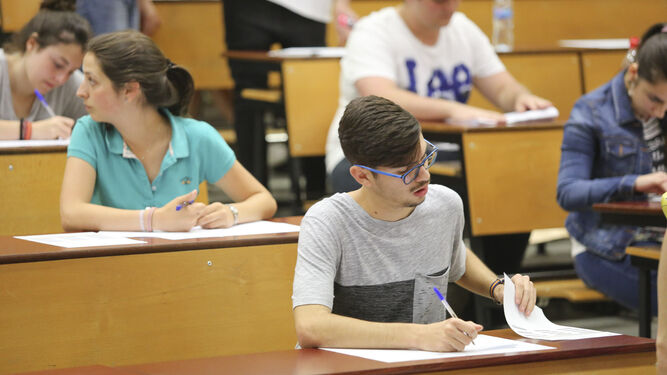 Alumnos se preparan para realizar uno de los exámenes.