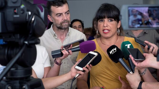 Teresa Rodríguez y Antonio Maíllo atienden a los medios en Huelva