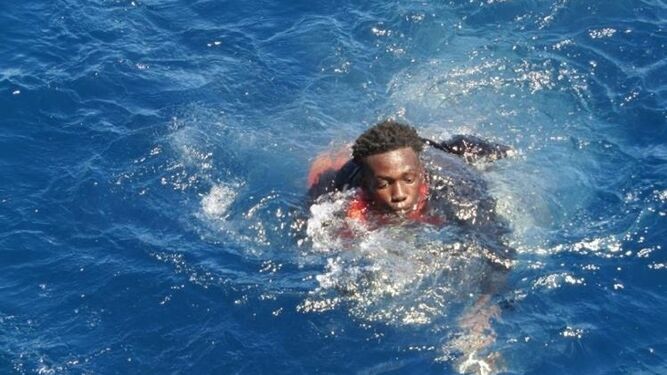 Un inmigrante rescatado por Salvamento Marítimo