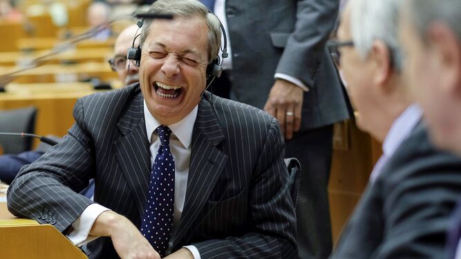 El líder del partido eurófobo y ultranacionalista británico UKIP y uno de los cabecillas de la campaña 'pro-Brexit', Nigel Farage, ríe mientras conversa con el presidente de la Comisión Europea, Jean-Claude Juncker, el pasado 1 de mayo en el Parlamento Europeo, en Bruselas.