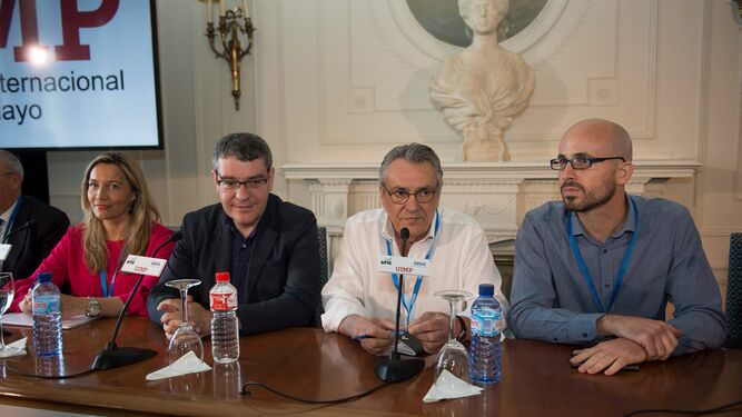 Álvaro Nadal, segundo por la izquierda, en el debate en el que anunció hoy su apoyo a Soraya Sáenz de Santamaría