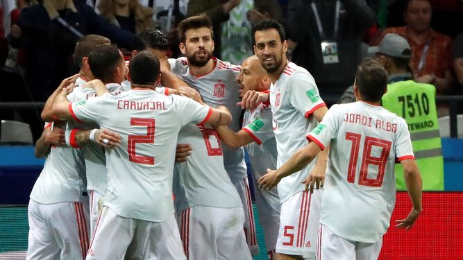 Los jugadores celebran el gol de Costa.