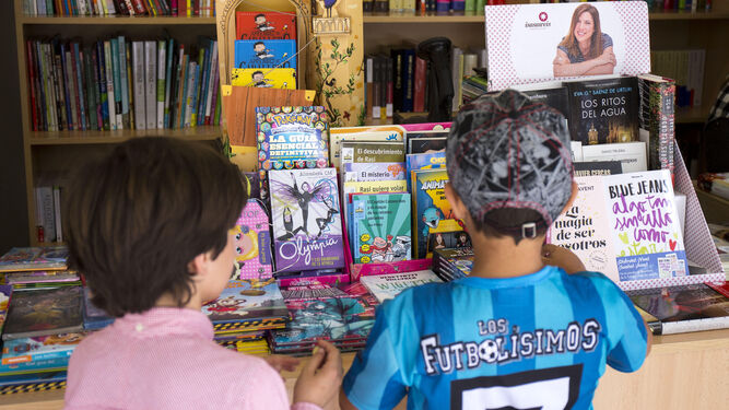 Dos niños echan un vistazo a libros infantiles.