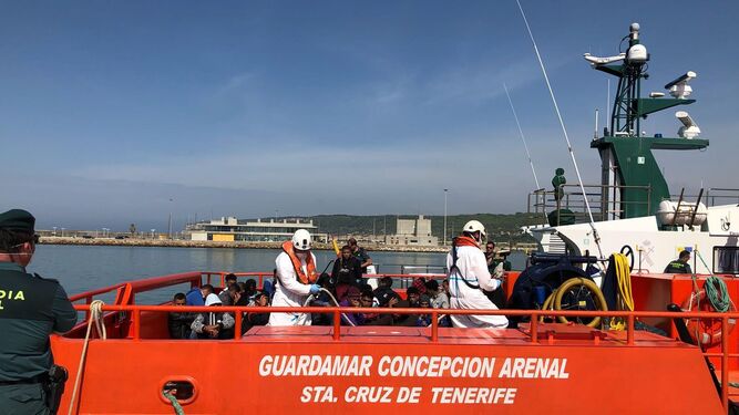 La Salvamar 'Concepción Arenal' llegando ayer al puerto de Barbate con numerosas personas rescatadas en el Estrecho.