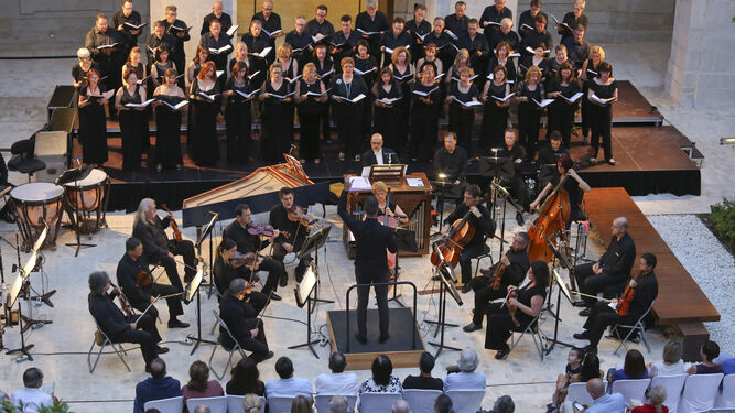Concierto de la Coral Cármina Nova y la Orquesta Filarmónica de Málaga, ayer, en el patio del Museo de Málaga.