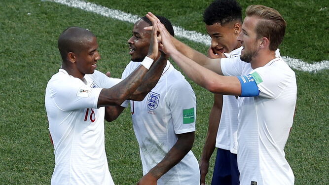 Los jugadores ingleses celebran uno de los goles.