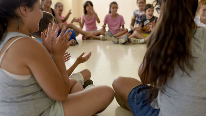 Un grupo de niñas y niños realiza una actividad en un taller de verano.