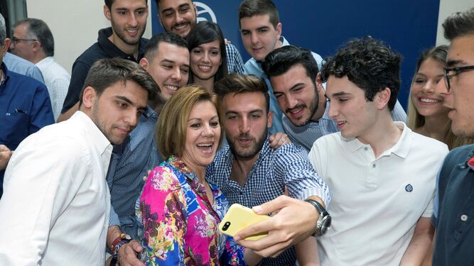 María Dolores de Cospedal se hace un selfie con miembros de Nuevas Generaciones ayer en Murcia.