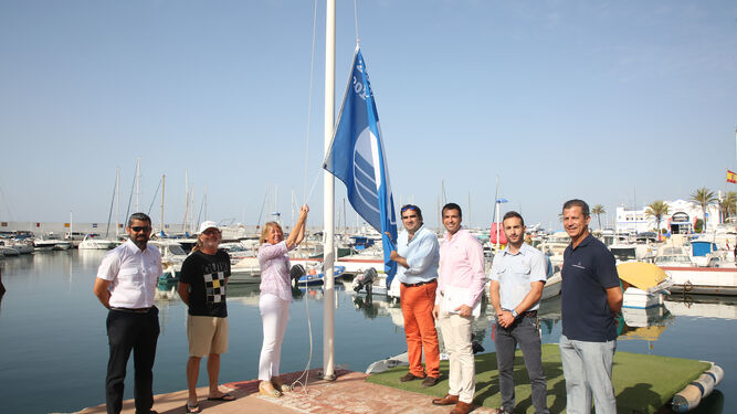 El puerto deportivo Virgen del Carmen vuelve a izar la Bandera A zul.