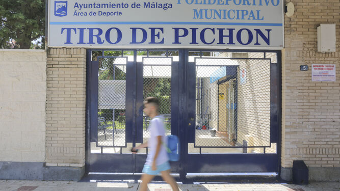 Entrada del polideporivo de Tiro de Pichón en el que están alojados la mayoría de los inmigrantes llegados en las pateras del sábado.