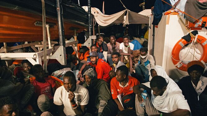 Varios inmigrantes descansan ayer a bordo del buque 'Lifeline', bloqueado en el Mediterráneo al no ofrecerle puerto ni Italia ni Malta.