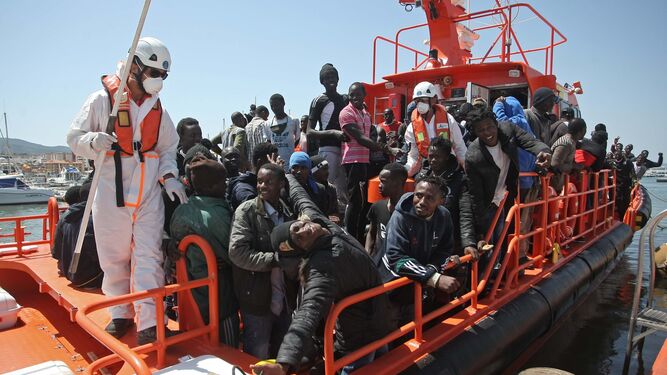 Un grupo de migrantes son llevados a la dársena del Saladillo, en Algeciras, ayer.