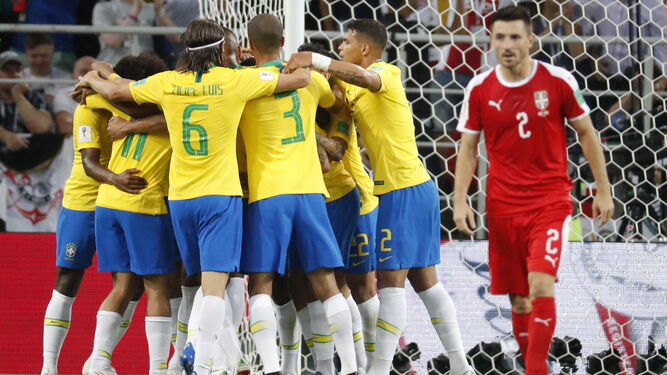 Los jugadores brasileños arropan a Paulinho, autor del primer tanto del partido.