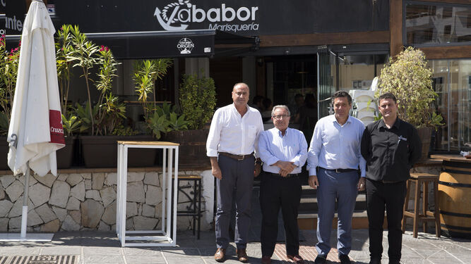 Junto a Francisco Argüelles, Juan  A. Lara (Bodegas Lara) y  José Alcaide (jefe de sala del  restaurante Ababor).