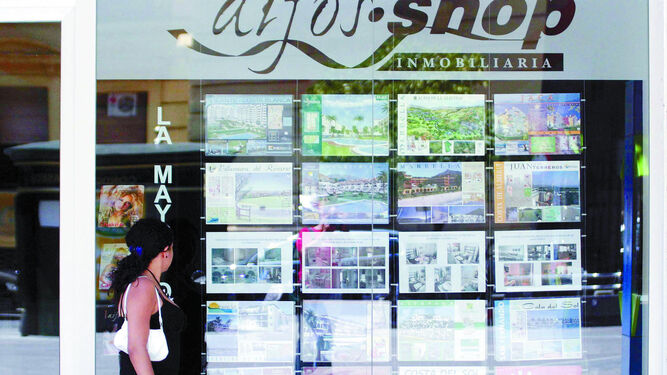 Una mujer pasa junto a una oficina de Aifos en 2006, cuando la empresa estaba operativa y vendiendo casas en media España.