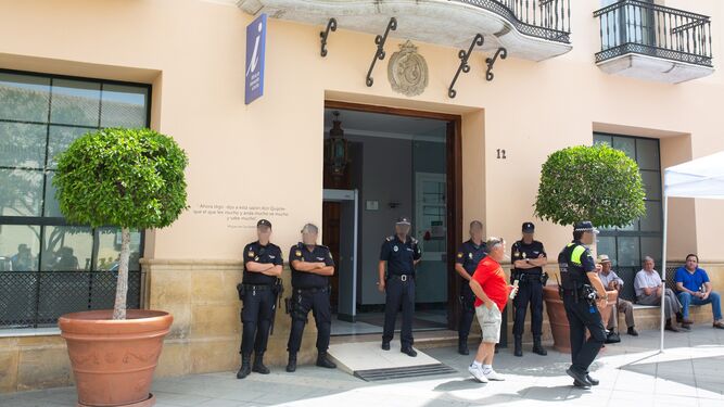 El Ayuntamiento de Vélez-Málaga con agentes de Policía custodiando la entrada.
