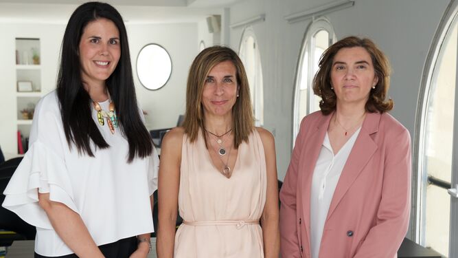 Cristina Soria, de AEFEM Henares; Isabel Sánchez,  de Merck; y Celia Oreja, del Clínico San Carlos de Madrid.