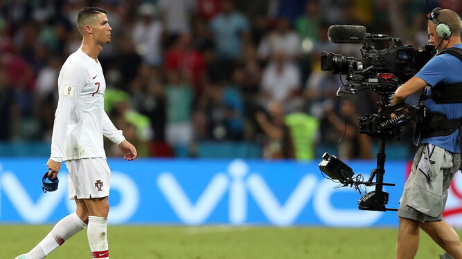 Cristiano Ronaldo abandona el campo tras perder su partido con Portugal ante Uruguay en el Mundial.