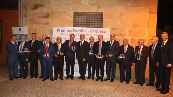 Fotografía de familia de los premiados con los directivos de San Telmo, BBVA y el alcalde de Málaga