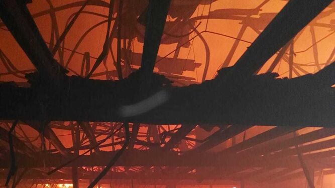 Incendio en una tienda de muebles en el pol&iacute;gono El Viso de M&aacute;laga