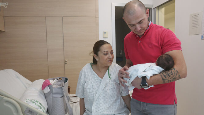 Salvador y Sandra junto a su hija poco antes de abandonar la habitación de El Clínico.