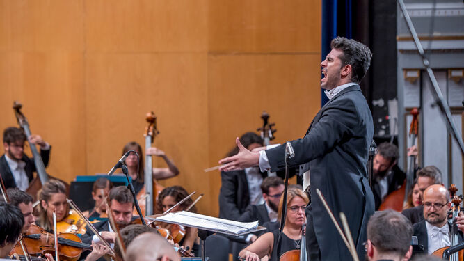Arturo Díez Boscovich dirige a la Sinfónica Provincial, el pasado miércoles.