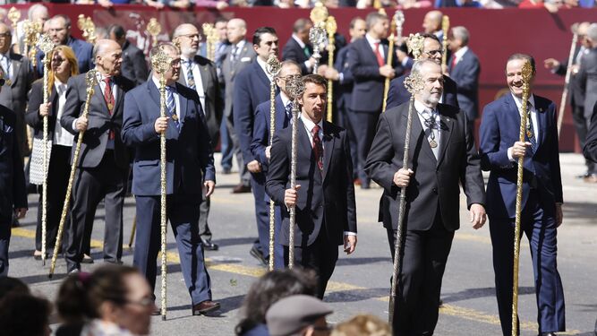 La junta de gobierno de la Agrupación de Cofradías, con Pablo Atencia al frente, en la procesión del Resucitado.