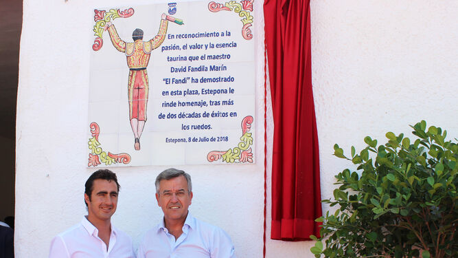 David Fandila 'El Fandi' junto al alcalde de Estepona, José María García.