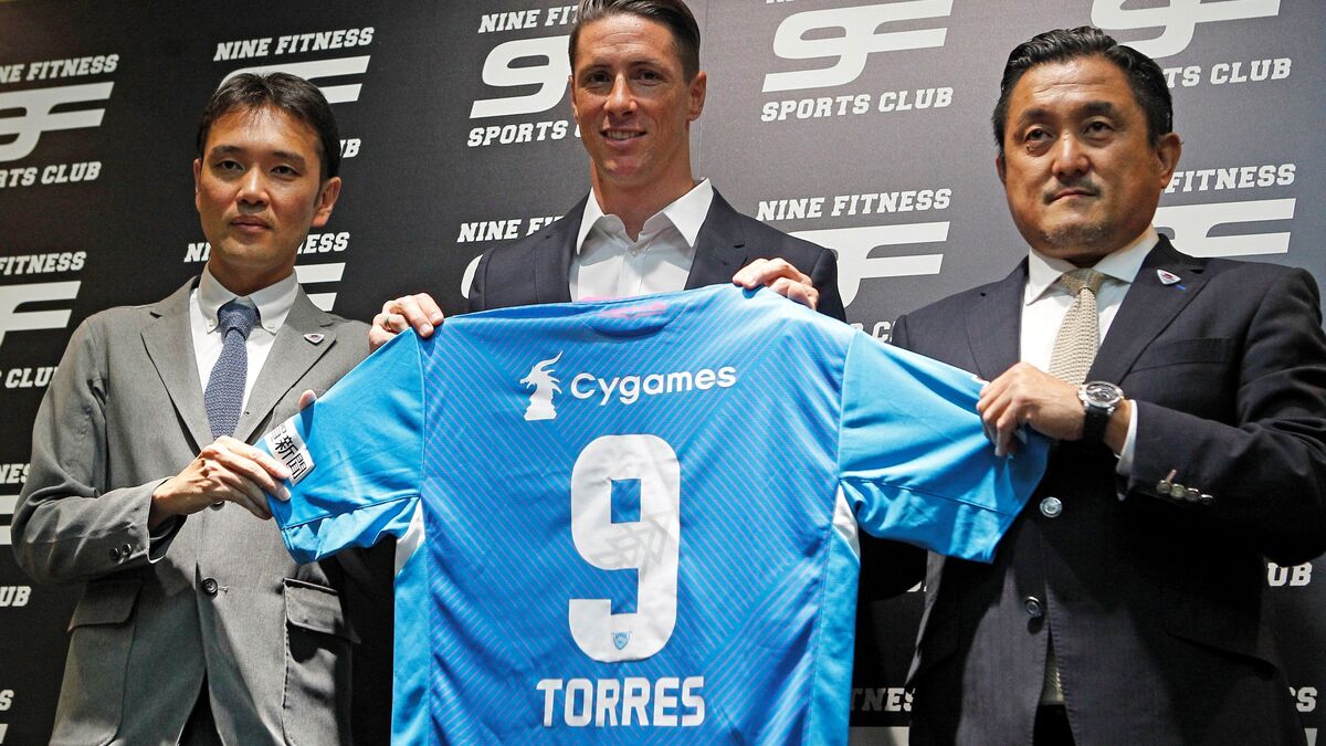 Fernando Torres posa con la camiseta del Sagan Tosu japonés