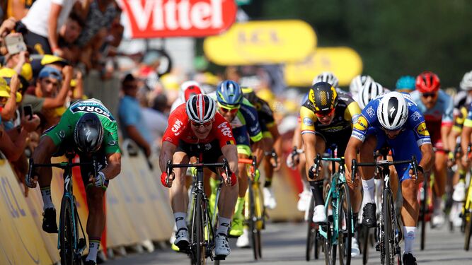 Gaviria repite triunfo en la cuarta etapa y Van Avermaet sigue líder