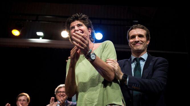 La ex líder del PP vasco María San Gil y el candidato a presidir el partido Pablo Casado bromean ayer en un acto en Madrid.