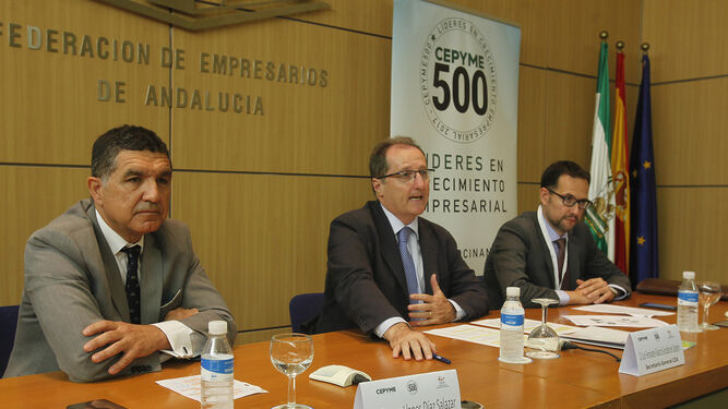 Gaspar Llanes, Luis Fernández-Palacios y CarlosRuiz Fonseca, en la sede de la CEA.