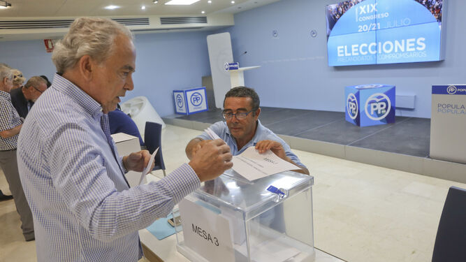 Ambiente de la votación por la mañana en la sede del PP de Málaga