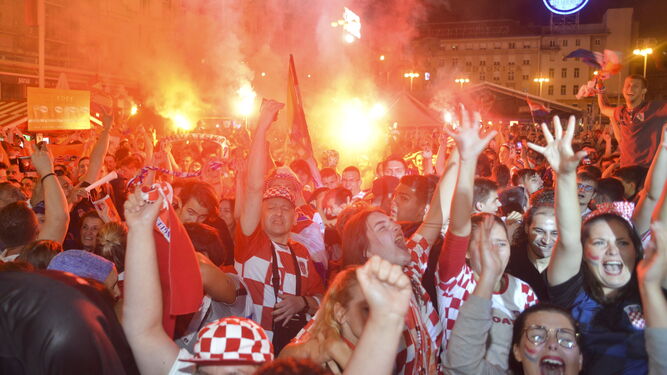 Los aficionados croatas festejan la clasificación para la final del Mundial en las calles de su país.