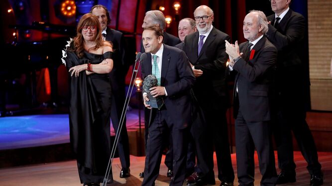 Momento de la entrega del premio a la Mejor Película durante la 32 Edición de los Premios Goya.