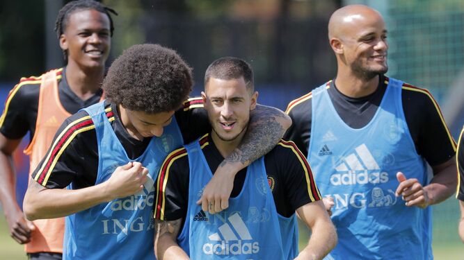 Witsel abraza a Hazard en presencia de Batshuayi y Kompany en el entrenamiento de Bélgica.