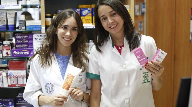 Boticarias de la farmacia Mariana Pineda posando con varios productos fotoprotectores.