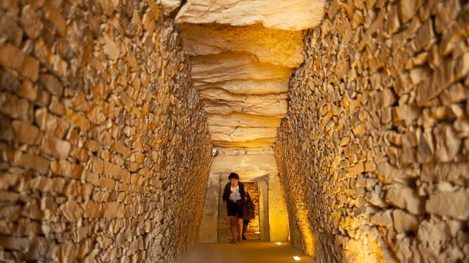 Interior del dolmen del Romeral.