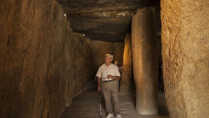 Visitantes durante el recorrido por el interior del dolmen de Menga.