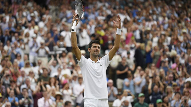 Novak Djokovic celebra su victoria frente a Rafael Nadal y su pase a la final.