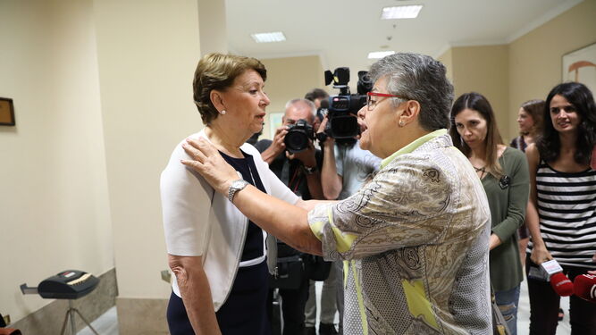 La ex ministra Magdalena Álvarez, durante su discusión con la presidenta de las víctimas del accidente de Spanair.