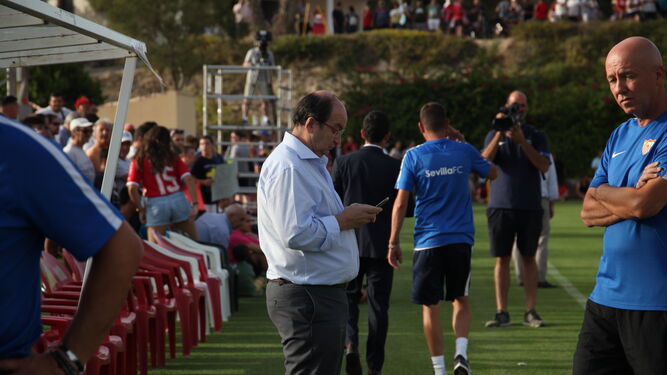 José Castro consulta su móvil en el último amistoso del Sevilla, ante el Murcia.