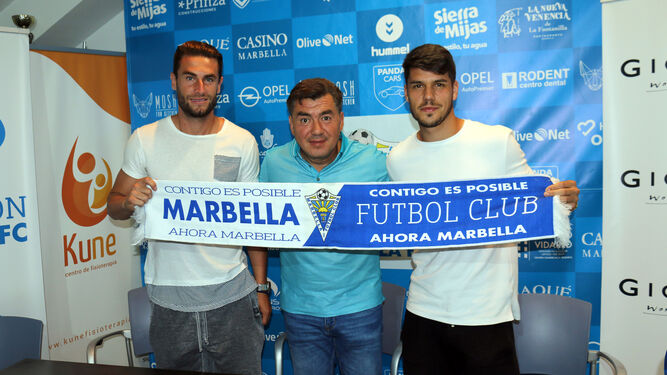 José Cruz y José Ramón posando junto al presidente del club, Alexander Grinberg.