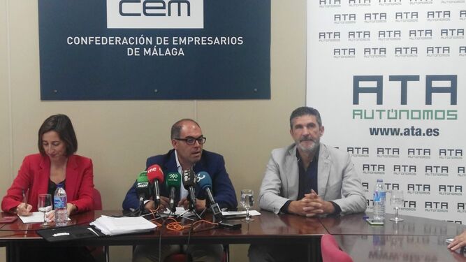 El presidente de ATA, Lorenzo Amor, presenta los datos del barómetro junto a la vicepresidenta de la CEM, Natalia Sánchez
