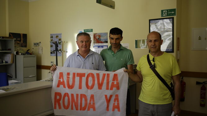 Miembros de la plataforma, tras registrar la solicitud de reunión en el registro oficial de la Junta de Andalucía.