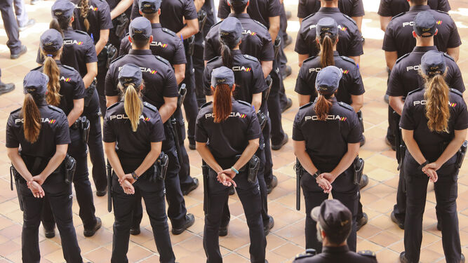 El acto concluyó con el himno de la Policía Nacional, el cual cantaron los nuevos efectivos que se incorporan a Málaga.