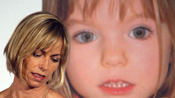 Kate McCann, con una foto de su hija desaparecida al fondo.